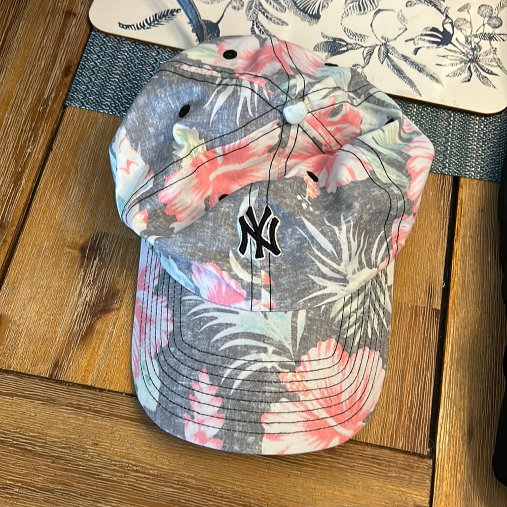 Rare ‘47 brand New York Yankees baseball hat in flower print